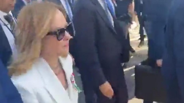 «Andrò a votare ma non ritirerò la scheda»: Meloni alla festa della Repubblica incalzata dai giornalisti sul referendum dell'8 e 9 giugno