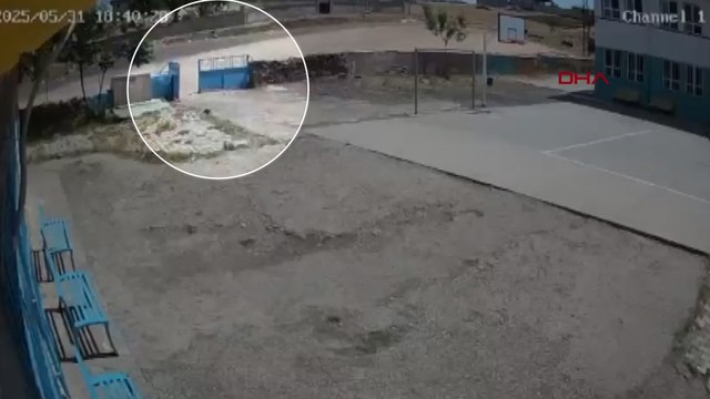 Hortum, okulun demir kapısını yerinden söktü