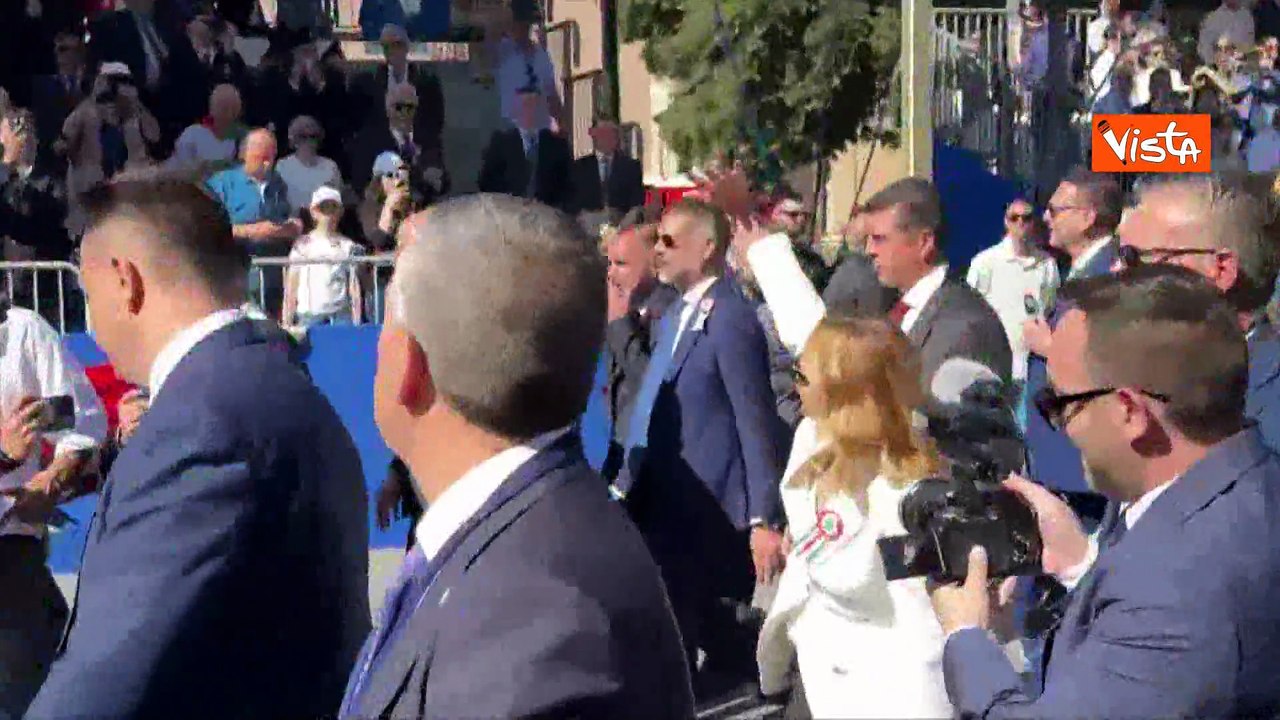 "Vai Giorgia", applausi per Meloni alla parata del 2 Giugno. Lei saluta il pubblico con la mano
