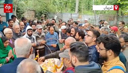 کشمیری پنڈت کی موت پر مسلمان رو پڑے، آخری رسومات میں کی شرکت