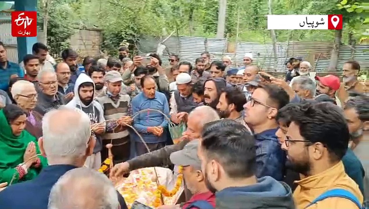 کشمیری پنڈت کی موت پر مسلمان رو پڑے، آخری رسومات میں کی شرکت
