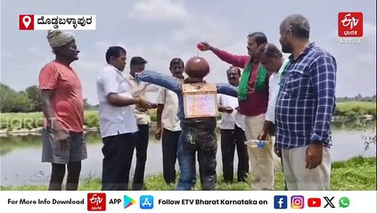 ಅಧಿಕಾರಿಯ ಪ್ರತಿಕೃತಿಗೆ ಹಾಲು ತುಪ್ಪದ ಅಭಿಷೇಕ: ವಿನೂತನ ಪ್ರತಿಭಟನೆ