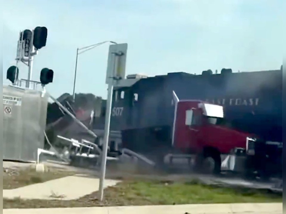 Zug kracht in Truck und schleift ihn übers Gleis