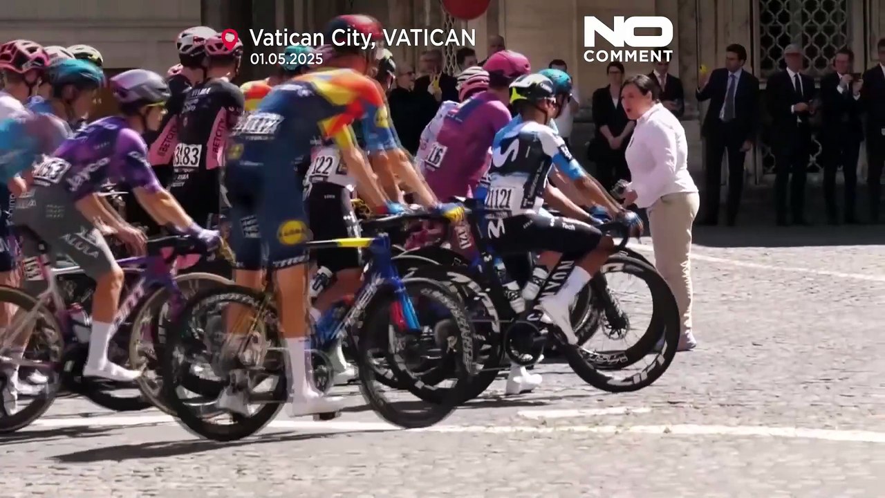 Radfahrer erhalten den Segen von Papst Leo XIV beim historischen Giro d'Italia-Finale