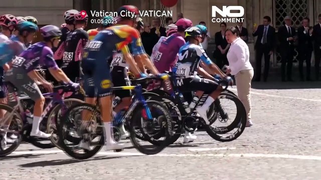 البابا ليو الرابع عشر يبارك الدرّاجين في ختام سباق جيرو دي إيطاليا التاريخي