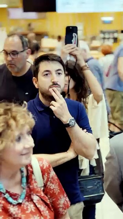 Unicoop Firenze celebra la Festa della Repubblica con l'inno di Mameli al centro commerciale. I clienti si commuovono