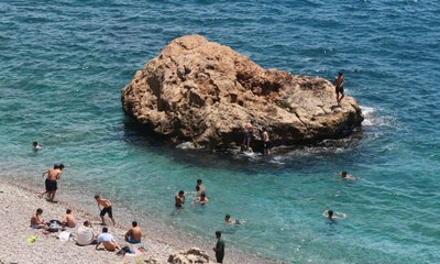 Hava ısındı herkes denize! Konyaaltı Sahili dolup taştı