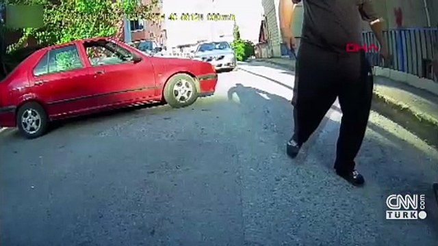Trafikte korku dolu anlar! Tartıştığı sürücüye kızının yanında bıçak çekti
