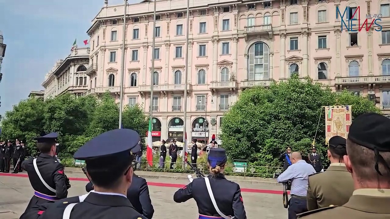 Festa della Repubblica a Milano, l'Alzabandiera in piazza Duomo