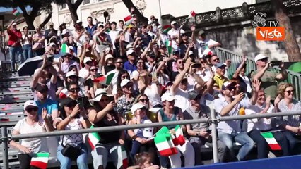 "Ciao Ignazio", la folla applaude La Russa all'arrivo ai Fori Imperiali, lui fa gesto della vittoria