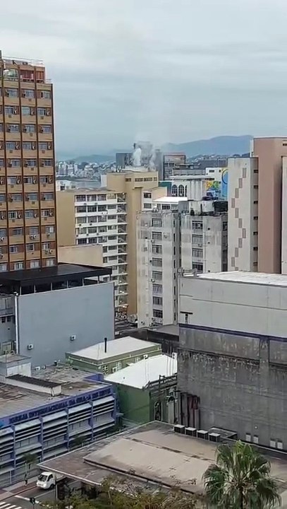 Incêndio atinge último andar de prédio no Centro de Florianópolis