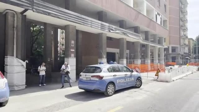 Due morti in casa a Bologna, il video: «Un duplice omicidio», le indagini della polizia