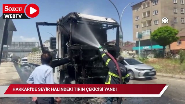 Hakkari'de seyir halindeki tırın çekicisi yandı