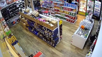 Depremden kaçarken elindeki çayını bırakmadı