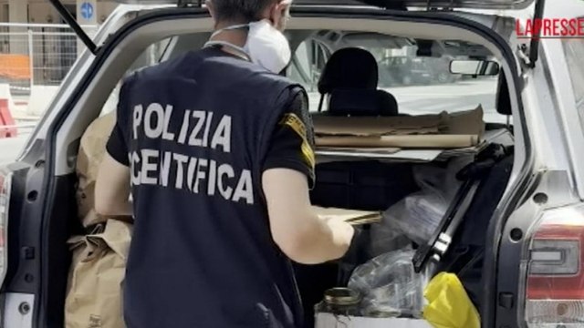 La polizia a Bologna sul luogo in cui due uomini sono stati uccisi a coltellate