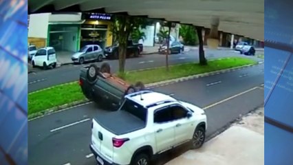 Motorista capota carro após colisão em Maringá; mulher apresentava sinais de embriaguez e usava celular