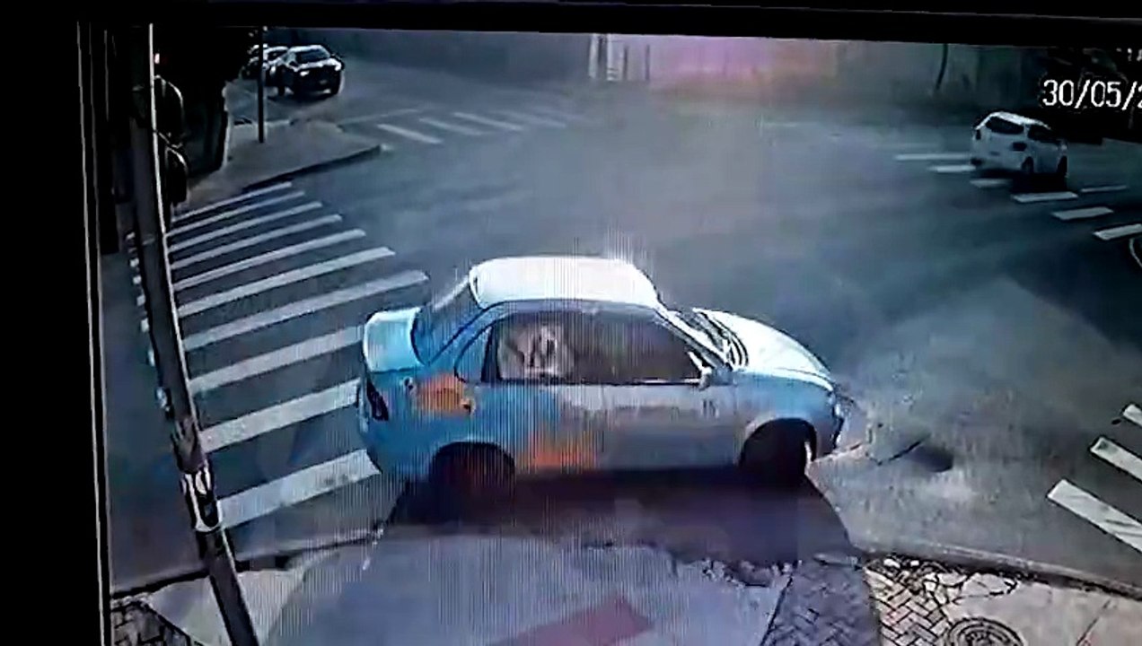 Câmera mostra sinal aberto para motociclista em local de acidente no Capão Raso