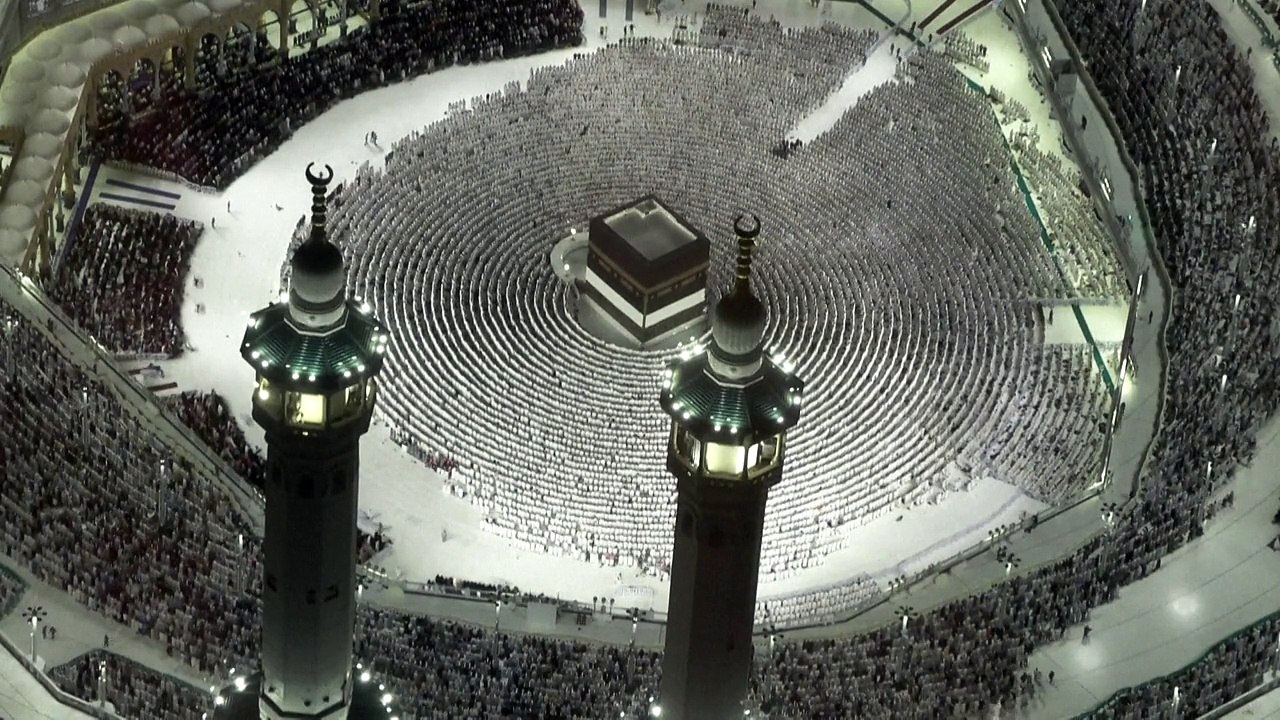 المؤمنون يتوافدون إلى مكة لأداء مناسك الحج
