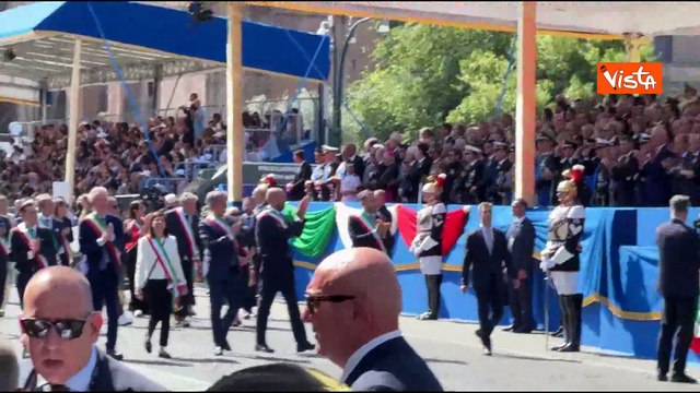 2 Giugno, applausi al passaggio dei sindaci alla parata. Mattarella li saluta con la mano