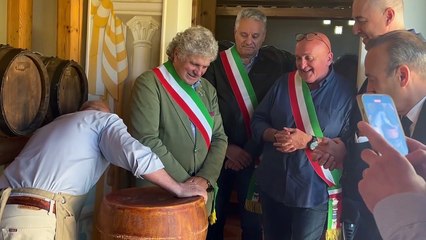 L'apertura del Parmigiano Reggiano da record: quasi diecimila giorni di stagionatura