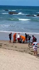 Jovem se afoga em praia de Itapuã e é socorrido pelo Corpo de Bombeiros; assista