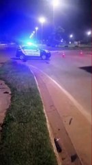 carro de luxo 'voa' ao subir em canteiro