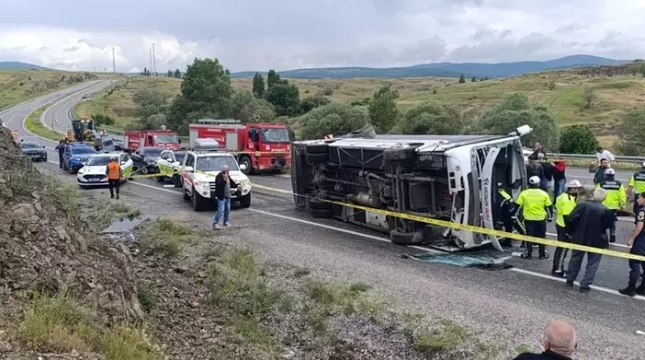 Yozgat’ta taziyeden dönen midibüs şarampole yuvarlandı: Ölü ve yaralılar var