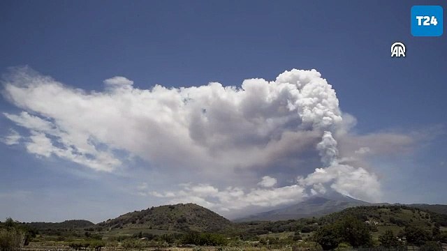 İtalya'da Etna Yanardağı patladı: Güçlü şekilde kül ve lav püskürttü