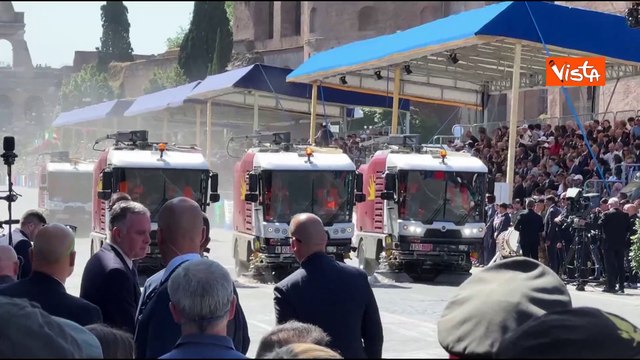 2 Giugno, le spazzatrici dell'Ama su Via dei Fori Imperiali dopo passaggio dei cavalli alla parata