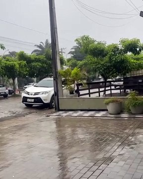 Troca de tiros entre suspeito e policiais militares é registrado por moradores em cidade turística da Bahia