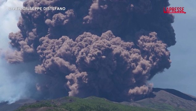 Eruzione Etna, residenti e turisti ammirano la grande colonna di fumo