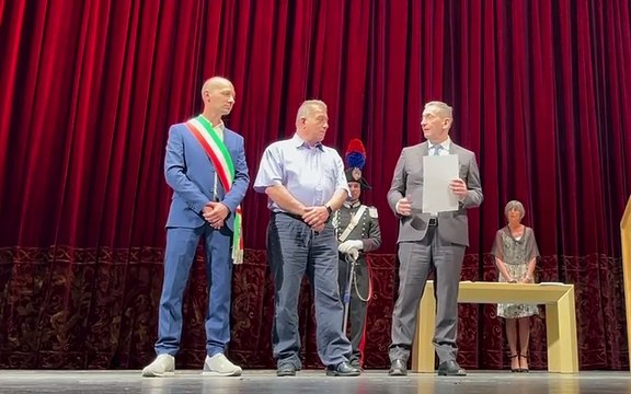 Lacrime e applausi: il padre ritira la benemerenza per il figlio eroe: morì mentre andava a spegnere un rogo