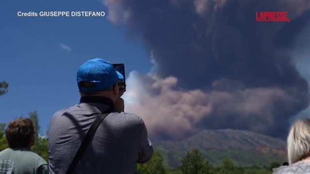 Eruzione Etna, residenti e turisti ammirano la grande colonna di fumo