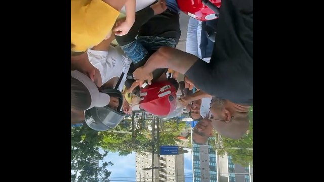 Motociclistas e manifestantes se desentendem durante protesto dos servidores; assista