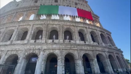 Colosseo, i vigili del fuoco srotolano il Tricolore dal piano più alto dell'Anfiteatro Flavio