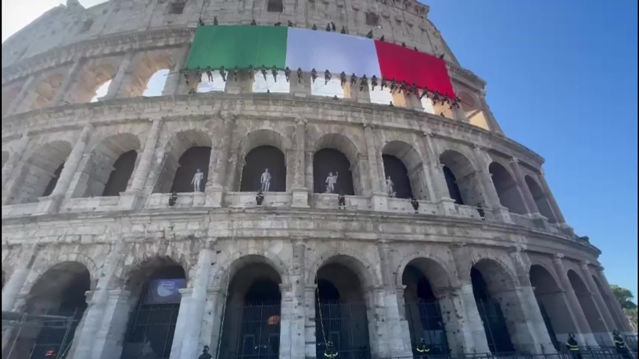 Colosseo, i vigili del fuoco srotolano il Tricolore dal piano più alto dell'Anfiteatro Flavio