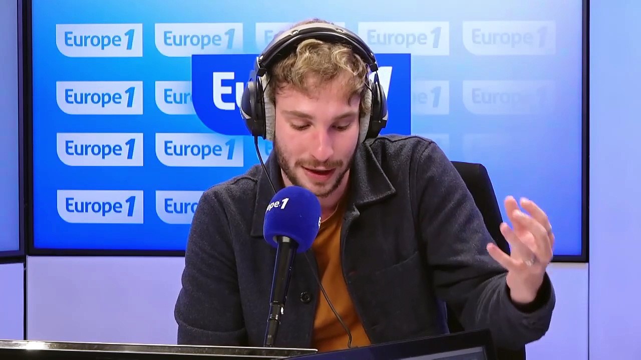 EXTRAIT - Greenpeace subtilise la statue d'Emmanuel Macron au musée Grévin pour passer des messages politiques devant l'ambassade de Russie à Paris