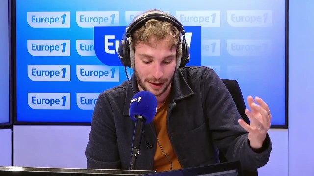 EXTRAIT - Greenpeace subtilise la statue d'Emmanuel Macron au musée Grévin pour passer des messages politiques devant l'ambassade de Russie à Paris