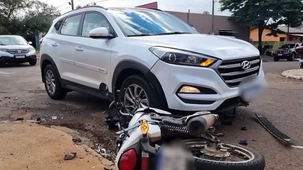 Motociclista fica ferida após forte colisão de trânsito no Santa Cruz