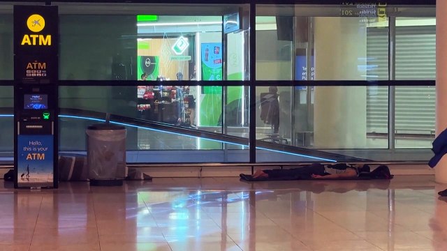 Cientos de personas sin techo se refugian por la noche en aeropuertos de España