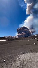 VIDEO | Volcán Etna en Italia libera un espectáculo volcánico que estremece