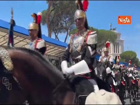 La mascotte Briciola insieme ai Corazzieri a cavallo alla parata del 2 Giugno