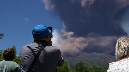 Monte Etna entra em erupção na Itália