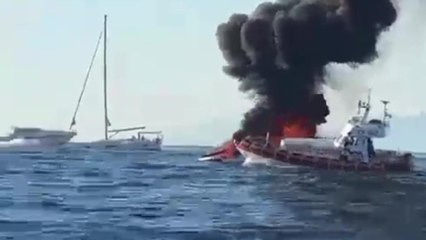 Motoscafo divorato dalle fiamme davanti a Procida: il video sui social