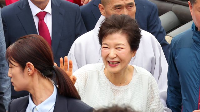 대선 하루 전 부산 찾은 박근혜 따뜻하게 맞아줘 감사 / YTN