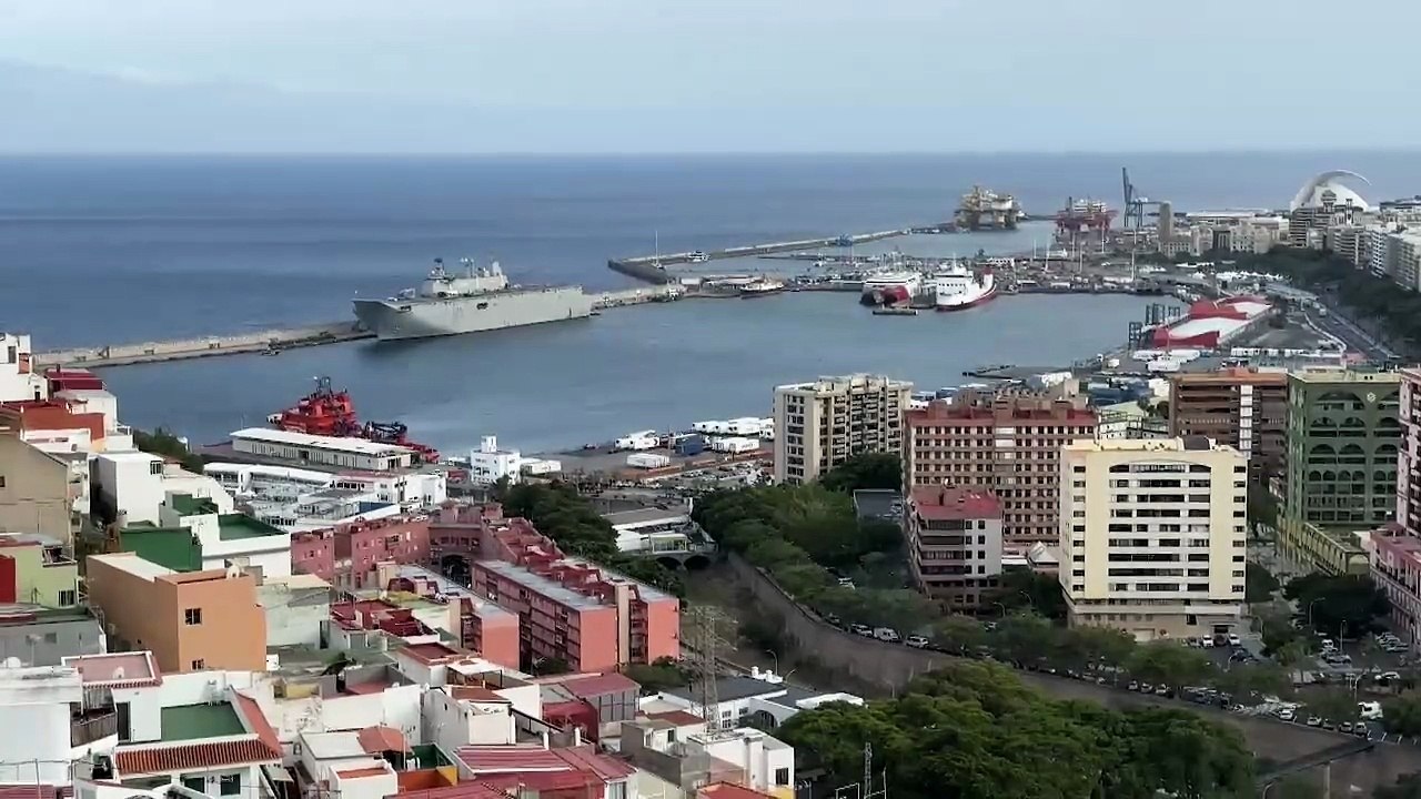 El 'Juan Carlos I' llega a Canarias como emblema de la Armada en el Día de las Fuerzas Armadas