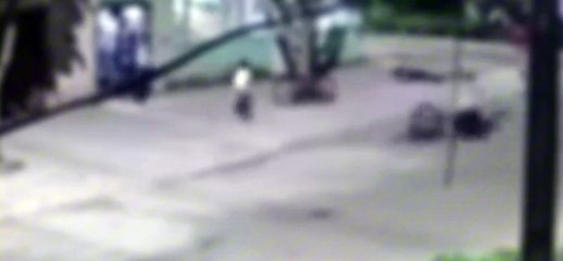 Vídeo: homem tenta esfaquear mulher e filha clama: ‘para!’