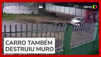 Motociclista é arremessado contra placa de 'pare' após ser atingido por carro em MT