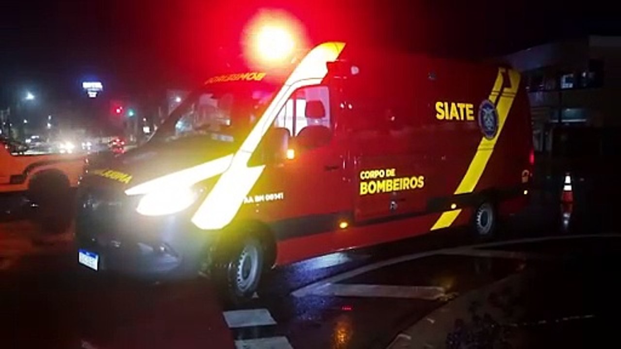 Ciclista fratura o tornozelo após acidente em rotatória na Avenida Carlos Gomes