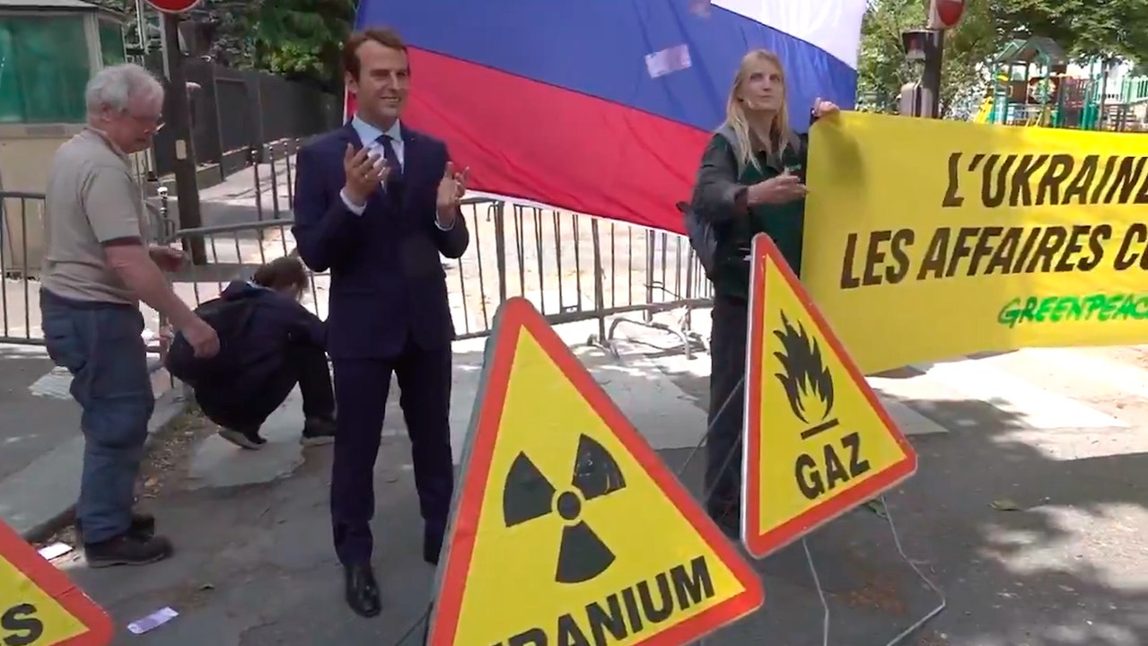 Activistas de Greenpeace roban figura de cera de presidente Emmanuel Macron como protesta en embajada rusa